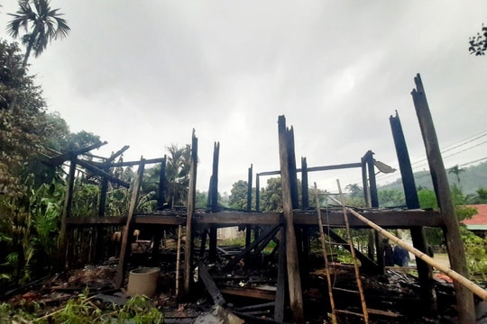 Lãnh đạo UBND huyện Con Cuông thăm hỏi gia đình bị hỏa hoạn