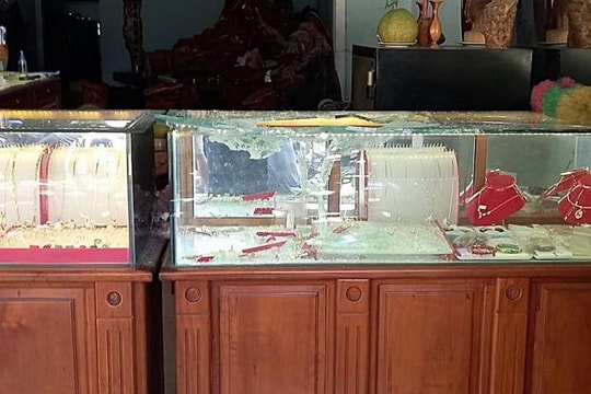 Dùng cuốc cướp tiệm vàng giữa trưa nắng