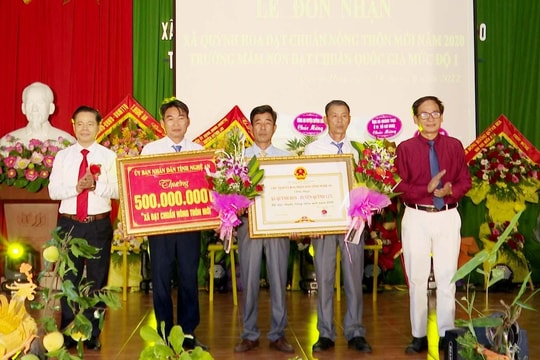 Xã Quỳnh Hoa (Quỳnh Lưu) đón Bằng công nhận xã đạt chuẩn Nông thôn mới 