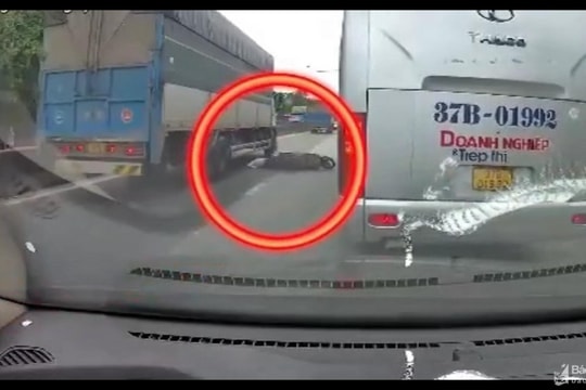 Va chạm với xe tải chạy cùng chiều, người đàn ông thoát chết kỳ diệu