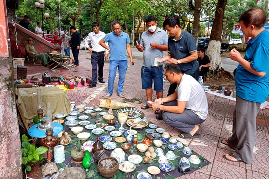 Độc đáo khu chợ có hàng trăm món đồ cổ tại Nghệ An