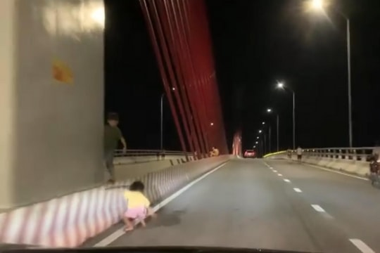 Chơi trên lan can cầu Cửa Hội, bé gái bất ngờ ngã nhào trước đầu ô tô