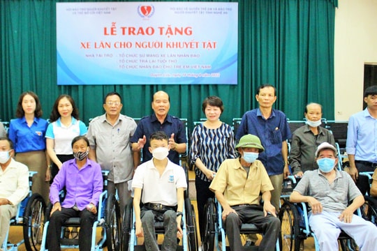  Trao tặng 45 xe lăn cho người khuyết tật ở huyện Quỳnh Lưu