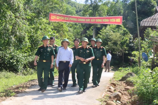 Bộ CHQS tỉnh Nghệ An hỗ trợ xi măng, đèn chiếu sáng năng lượng mặt trời cho xã Nậm Giải (Quế Phong) 