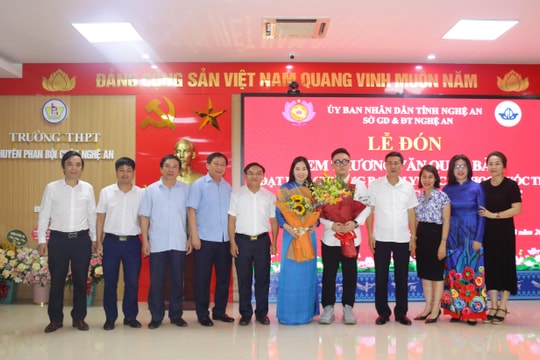 Nghệ An tổ chức lễ đón và khen thưởng học sinh đạt Huy chương Bạc Olympic Tin học Quốc tế