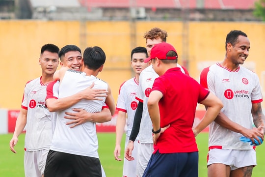 Quế Ngọc Hải dành tình cảm thân mật khi gặp lại đồng đội cũ ở câu lạc bộ Viettel