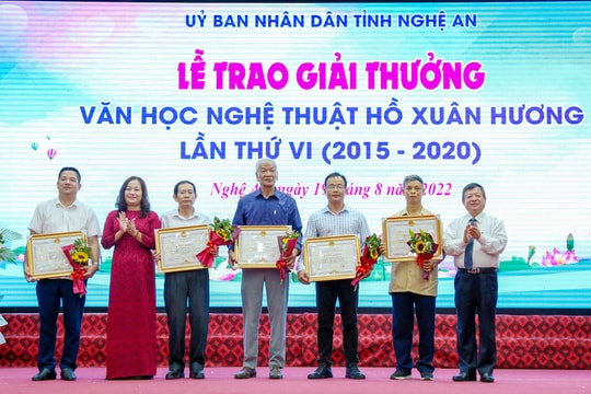 Nghệ An: Trao giải thưởng Văn học Nghệ thuật Hồ Xuân Hương cho 74 tác giả/nhóm tác giả