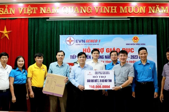 Tổng Công ty Phát điện 1 - Công ty Thủy điện Bản Vẽ trao tặng máy tính và hỗ trợ xây nhà tình nghĩa tại Tương Dương