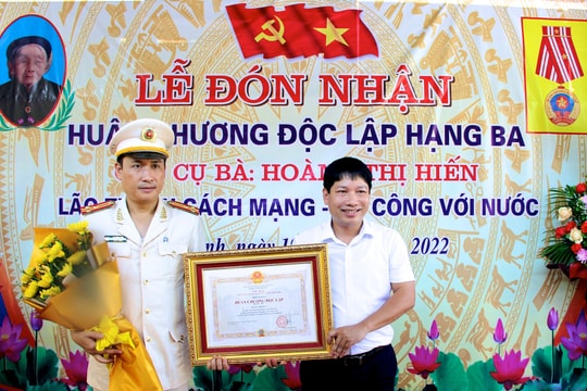 Truy tặng Huân chương Độc lập hạng Ba cho nữ cán bộ lão thành cách mạng 