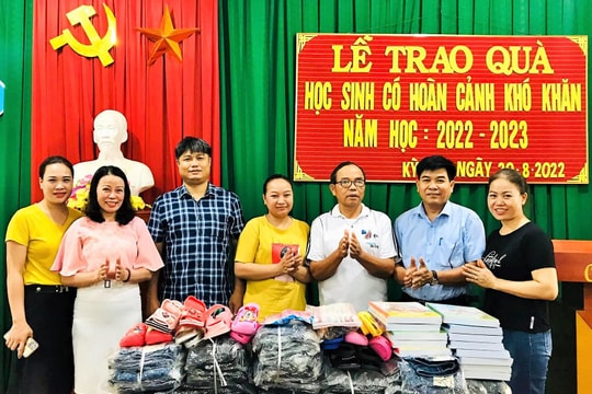 100 em học sinh hoàn cảnh khó khăn ở Tân Kỳ được tặng quà 