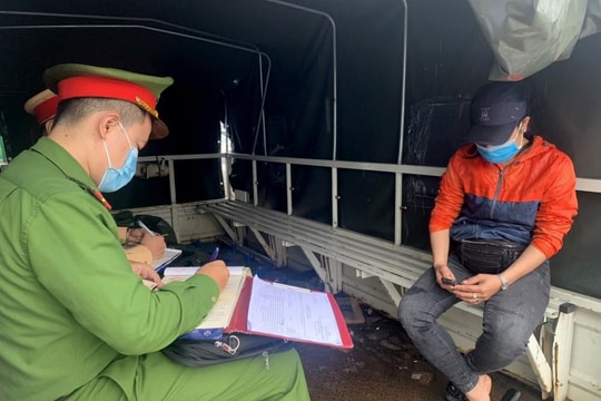 Xử phạt tiểu thương chiếm dụng vỉa hè trước Bệnh viện Hữu nghị Đa khoa Nghệ An