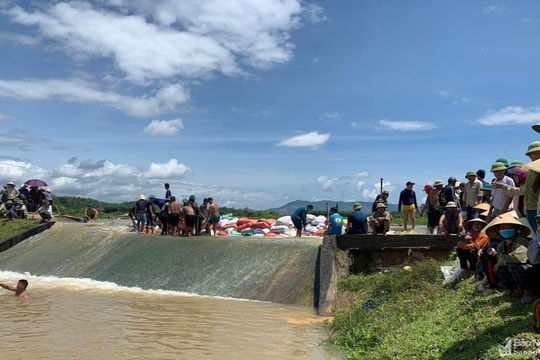Ngăn dòng chảy đập tràn, tìm thấy thi thể bé trai 14 tuổi 