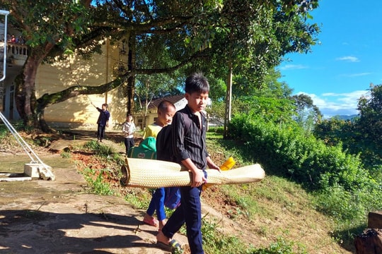 Học sinh Kỳ Sơn tựu trường sớm