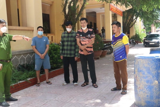 Nhóm công nhân thi công cao tốc Bắc - Nam bán trộm dầu