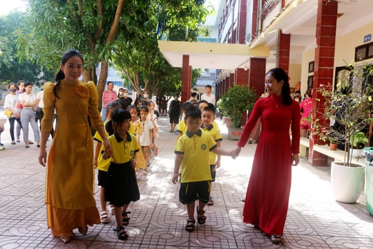 Học sinh lớp 1 Nghệ An háo hức ngày tựu trường