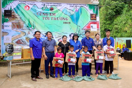 Tuổi trẻ Trường THPT chuyên Đại học Vinh và Báo Nghệ An tổ chức chương trình 'Cùng em tới trường' tại huyện Quỳ Châu 