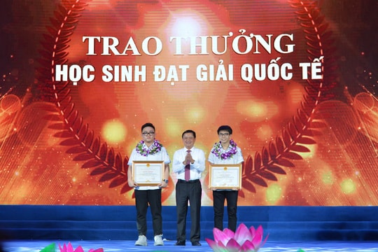 Nghệ An tuyên dương học sinh đạt giải quốc tế, quốc gia, điểm cao tại Kỳ thi tốt nghiệp Trung học phổ thông năm 2022