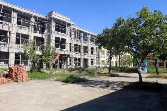 Trường học thi công dở dang nhiều năm, giáo viên và học sinh khó khăn trước thềm năm học mới