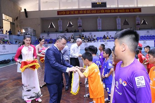 U9 SLNA là ứng viên nặng ký vô địch giải U9 toàn quốc Toyota 2022; Huỳnh Như tập luyện cùng các đồng đội ở Lank Fc Vilaverdense