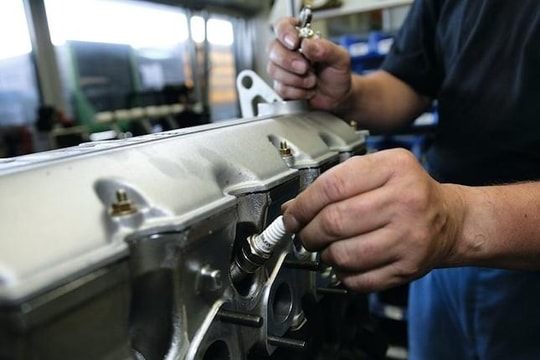 Dấu hiệu cho thấy bugi xe hơi đang gặp vấn đề