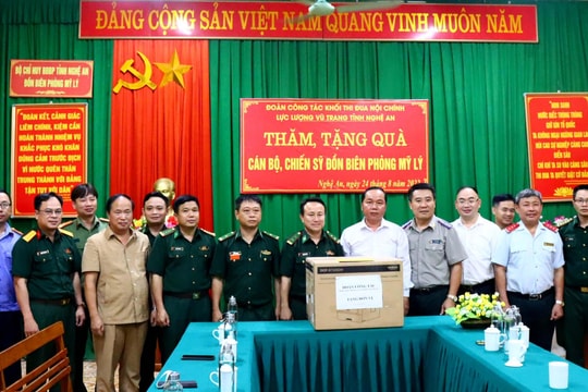 Đoàn công tác Khối thi đua Nội chính - Lực lượng vũ trang tỉnh thăm và tặng quà tại Kỳ Sơn
