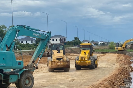 Đẩy nhanh tiến độ thi công tuyến đường huyết mạch nối Vinh - Cửa Lò với tinh thần cao nhất 