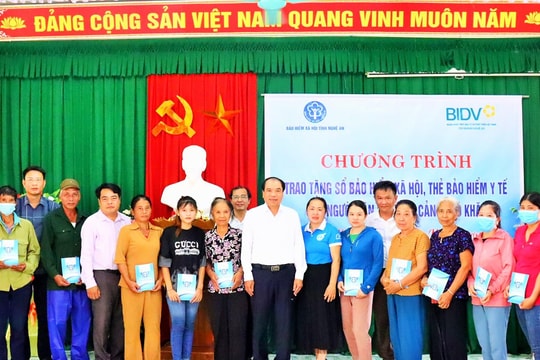 Bảo hiểm xã hội tỉnh tặng sổ bảo hiểm xã hội tự nguyện, thẻ bảo hiểm y tế tại Kỳ Sơn và Quỳ Hợp