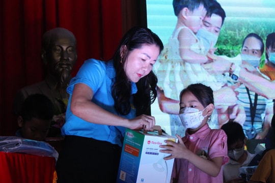 Trao 95 suất quà cho con công nhân, lao động có hoàn cảnh khó khăn tại Nghi Lộc