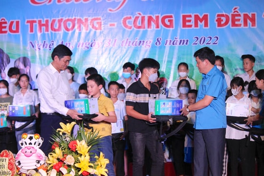 Chương trình “Chia sẻ yêu thương, cùng em đến trường” tại Khu công nghiệp Bắc Vinh