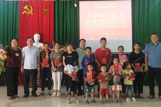 Ủy ban Kiểm tra Tỉnh ủy tặng quà học sinh nghèo xã Lục Dạ, huyện Con Cuông