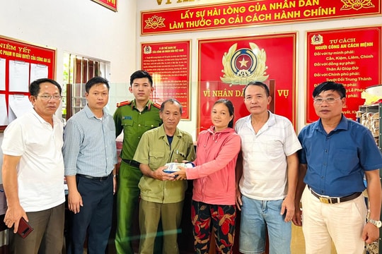 Hai vợ chồng trả lại 200 triệu đồng nhặt được cho người đánh rơi