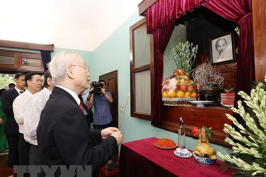 Tổng Bí thư Nguyễn Phú Trọng dâng hương tưởng niệm Chủ tịch Hồ Chí Minh tại Nhà 67