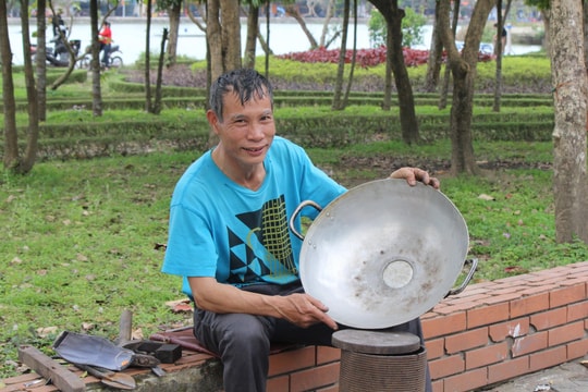 'Nghệ nhân' vá nồi giữa lòng thành Vinh
