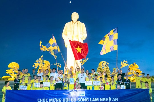 UBND tỉnh tặng thưởng 300 triệu đồng cho đội bóng U9 Sông Lam Nghệ An