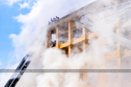 Cận cảnh diễn tập cứu hàng ngàn người thoát khỏi thảm họa cháy nổ, sập đổ công trình, hóa chất độc ở chung cư cao tầng tại Nghệ An