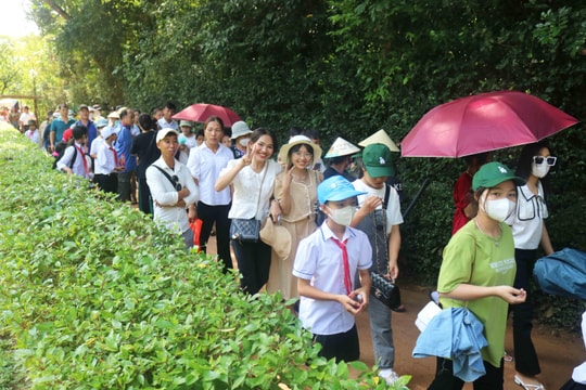 Hàng ngàn du khách về thăm quê Bác dịp nghỉ lễ