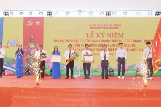 Trường THPT Thanh Chương 1 đón nhận Huân chương Lao động hạng Ba 