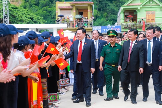 Chủ tịch Quốc hội đánh trống khai giảng tại trường học vùng cao, biên giới Nghệ An