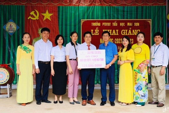 Công ty Thủy điện Bản Vẽ trao tặng máy tính cho các trường học ở huyện Tương Dương