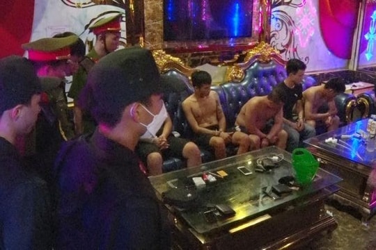 Bắt quả tang hàng chục nam cởi trần, nữ hở hang bay lắc trong quán karaoke