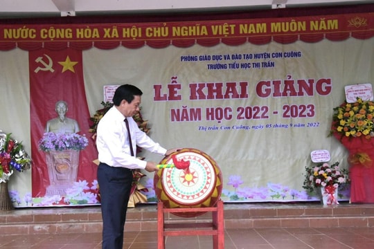 Trưởng ban Tổ chức Tỉnh ủy đánh trống khai giảng năm học mới tại Trường Tiểu học thị trấn Con Cuông
