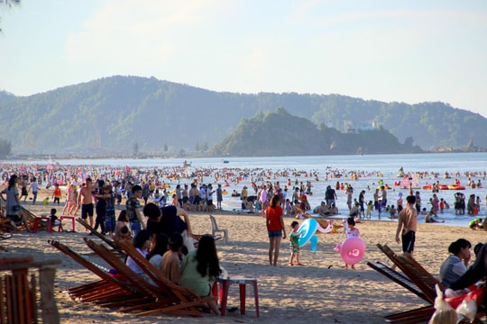 Hơn 2 vạn khách về phố biển Cửa Lò trong kỳ nghỉ lễ