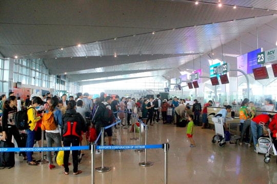 Nhà ga, sân bay tấp nập hành khách trong ngày nghỉ lễ cuối cùng