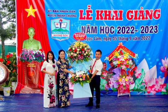 Bí thư Đảng ủy Khối Các cơ quan tỉnh dự lễ khai giảng tại huyện Thanh Chương