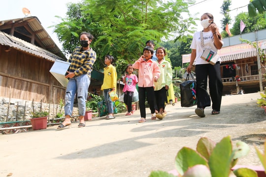 Học sinh vùng sâu, vùng xa, xã đặc biệt khó khăn của huyện Tương Dương tựu trường sớm