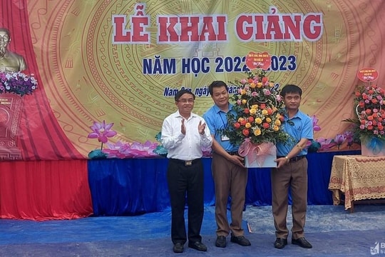 Trưởng ban Dân vận Tỉnh ủy đánh trống khai giảng ở trường tiểu học khó khăn nhất huyện Quỳ Hợp