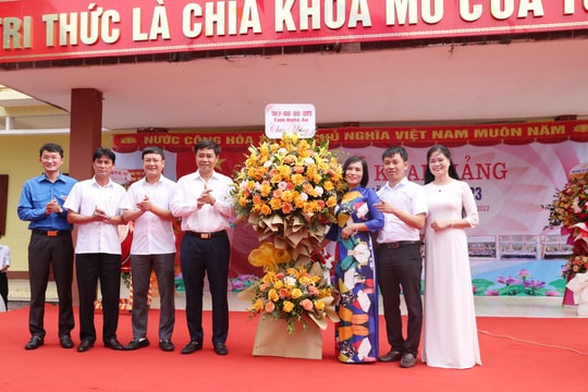 Trưởng ban Nội chính Tỉnh ủy Hồ Lê Ngọc dự Lễ khai giảng năm học mới tại Trường THCS Hòa Hiếu 1