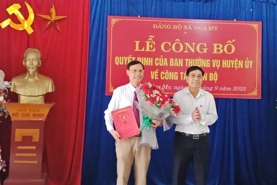 Tương Dương công bố quyết định luân chuyển cán bộ về cơ sở 