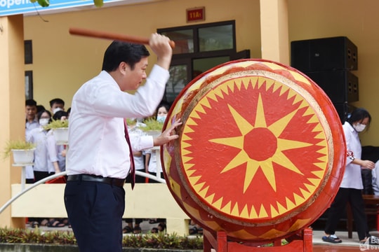 Phó Chủ tịch UBND tỉnh Lê Hồng Vinh đánh trống khai giảng năm học mới tại huyện Anh Sơn