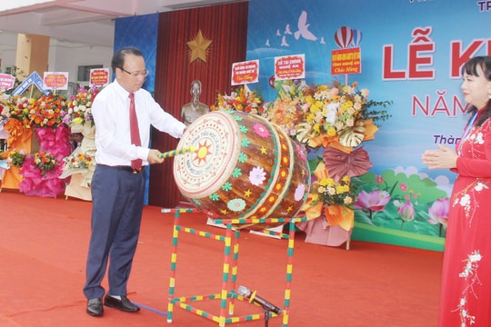 Phó Chủ tịch Thường trực HĐND tỉnh dự Lễ khai giảng tại Trường Tiểu học Lê Mao